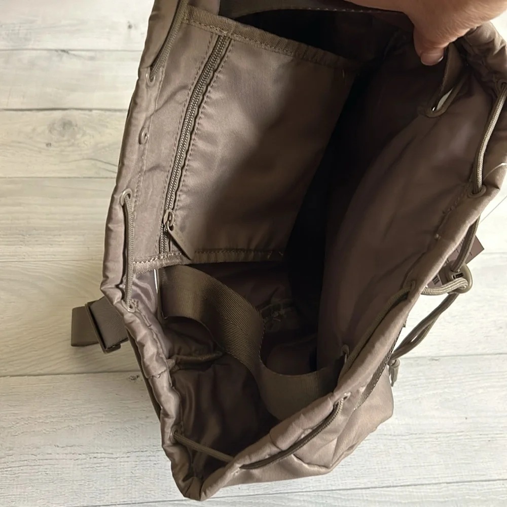 NWT Beyond Yoga Convertible Gym Bag Backpack Tote Bag Taupe Neutral‎ Birch